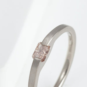 Unite ring with brownish pink diamond