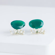 Load image into Gallery viewer, Fairy green agate and pearl earrings