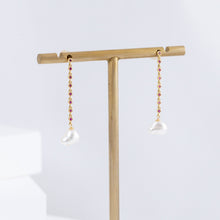 Load image into Gallery viewer, Dew ruby chain white pearl drop earrings