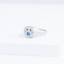 Load image into Gallery viewer, Big oval mouth face signet ring with sapphire cheeks
