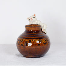 Load image into Gallery viewer, Yukurite - Ceramic brown small vase with white cat