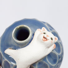 Load image into Gallery viewer, Yukurite - Ceramic blue small vase with white cat