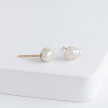Load image into Gallery viewer, Petit keshi pearl studs