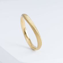 Load image into Gallery viewer, Currents 2.8mm yellow gold ring
