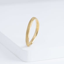 Load image into Gallery viewer, Currents 2.8mm yellow gold ring