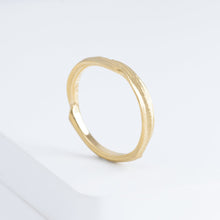 Load image into Gallery viewer, Eucalyptus 3.0mm yellow gold ring