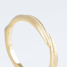 Load image into Gallery viewer, Eucalyptus 3.0mm yellow gold ring