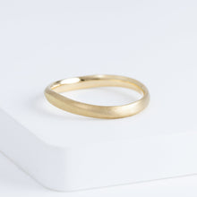 Load image into Gallery viewer, Currents 2.8mm yellow gold ring