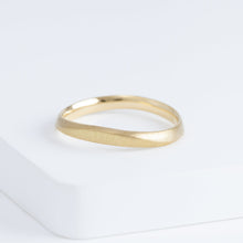 Load image into Gallery viewer, Currents 2.8mm yellow gold ring