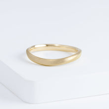 Load image into Gallery viewer, Currents 2.8mm yellow gold ring