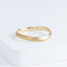 Load image into Gallery viewer, Currents 2.8mm yellow gold ring