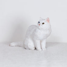 Load image into Gallery viewer, Ryoji Bannai - #2614 White odd eye side sitting cat