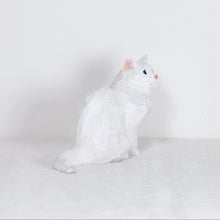 Load image into Gallery viewer, Ryoji Bannai - #2614 White odd eye side sitting cat