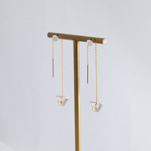 Load image into Gallery viewer, Reflection quartz threader earrings