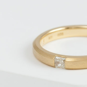 Embedded yellow gold ring with antique diamond