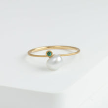 Load image into Gallery viewer, Baby white pearl emerald ring