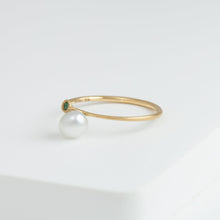 Load image into Gallery viewer, Baby white pearl emerald ring