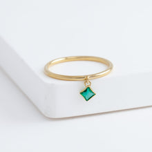 Load image into Gallery viewer, Swinging square emerald ring