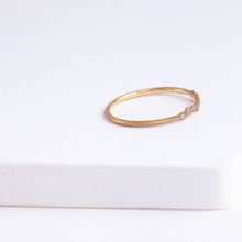 Load image into Gallery viewer, Spread eight diamonds ring