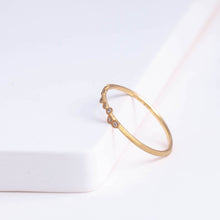 Load image into Gallery viewer, Spread eight diamonds ring