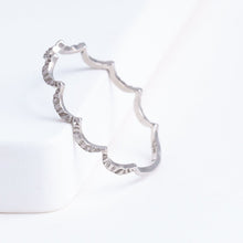 Load image into Gallery viewer, Repeat wave ring - white gold