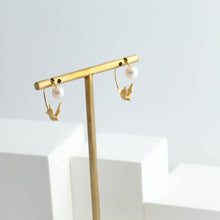 Load image into Gallery viewer, Swing bird earring