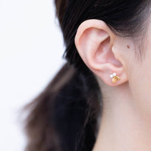 Load image into Gallery viewer, Daisy pearl butterfly earrings