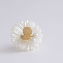 Load image into Gallery viewer, Daisy pearl butterfly earrings