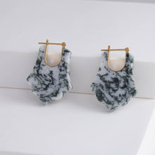 Load image into Gallery viewer, Crest white moss agate Acanthus earrings