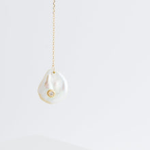 Load image into Gallery viewer, Petal single diamond drop earrings - Kolekto