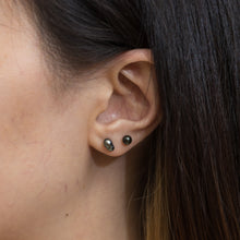 Load image into Gallery viewer, Kidney single black pearl stud - Kolekto
