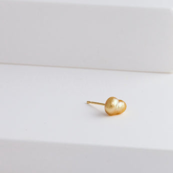 Kidney single gold pearl stud - Kolekto