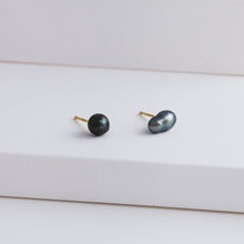 Load image into Gallery viewer, Kidney single black pearl stud - Kolekto
