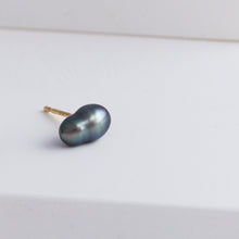 Load image into Gallery viewer, Kidney single black pearl stud - Kolekto