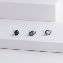Load image into Gallery viewer, Kidney single black pearl stud - Kolekto