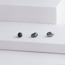 Load image into Gallery viewer, Kidney single black pearl stud - Kolekto