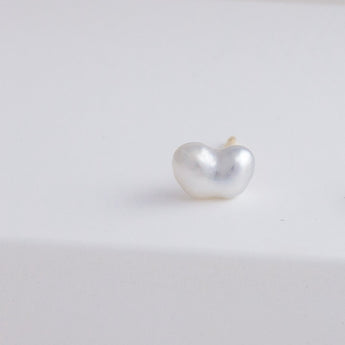 Kidney single white pearl stud - Kolekto