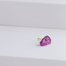 Load image into Gallery viewer, Rough stone rhodolite stud - Kolekto