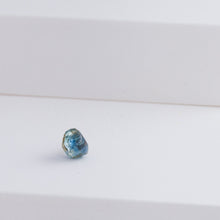 Load image into Gallery viewer, Rough stone sapphire stud - Kolekto