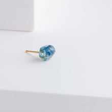Load image into Gallery viewer, Rough stone sapphire stud - Kolekto