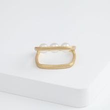 Load image into Gallery viewer, Syami frame ring with three pearls
