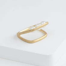 Load image into Gallery viewer, Syami frame ring with three pearls
