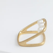 Load image into Gallery viewer, Syami frame ring with three pearls
