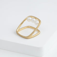 Load image into Gallery viewer, Syami frame ring with three pearls
