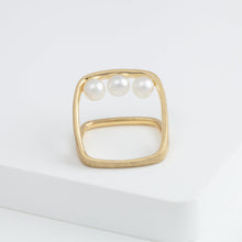 Load image into Gallery viewer, Syami frame ring with three pearls
