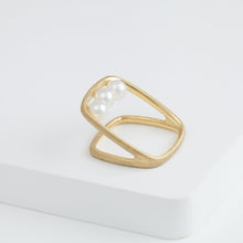 Load image into Gallery viewer, Syami frame ring with three pearls
