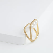 Load image into Gallery viewer, Syami frame ring with three pearls
