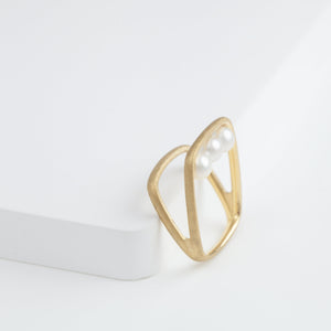 Syami frame ring with three pearls