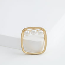 Load image into Gallery viewer, Syami frame ring with three pearls
