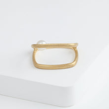 Load image into Gallery viewer, Syami frame ring with single pearl
